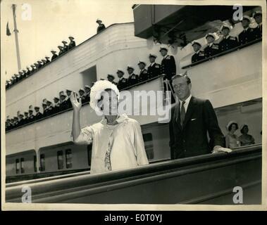 Giugno 06, 1960 - La Principessa Margaret e marito Antony Armstrong Jones riconoscere acclamazioni del popolo sulla banchina - come essi Foto Stock
