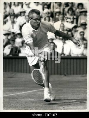 Giugno 06, 1960 - Wimbledon Tennis Championships ''uomo vecchio'' di Tennis batte Michael Davies - Gardnar Mulloy - degli Stati Uniti che è ora di 47, oggi battere Brtain's No.1 player, Michael Davies in tre set - a Wimbledon. Keystone Mostra fotografica di:- G. Mulloy, STATI UNITI D'AMERICA in gioco durante la sua partita contro Daives Foto Stock