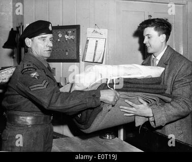 Il cantante Terry Dene si unisce a King's Royal Rifle Corps Foto Stock