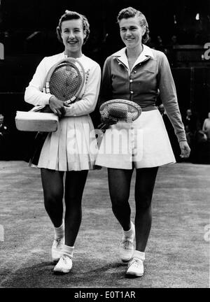 Shirley Fry Irvin passeggiate con il suo compagno di squadra prima della partita Foto Stock