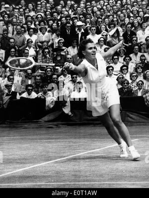 Shirley Fry Irvin compete in match di tennis Foto Stock