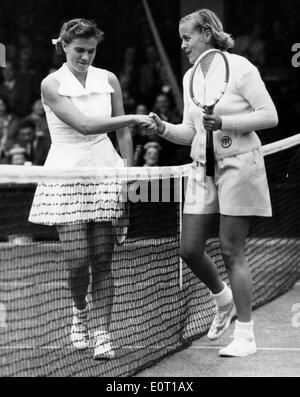 Giocatore di Tennis Shirley Fry Irvin scuote mano avversaria Foto Stock