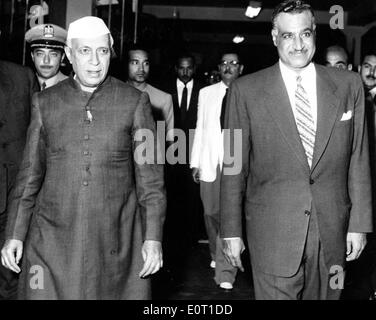 Jawaharlal Nehru con Gamal Abdel Nasser in occasione della sua visita al Cairo Foto Stock