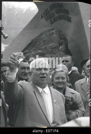 Lug. 06, 1960 - Chruschtschow in Kaprun: sovietica di primo ministro Nikita Chruschtschow bevuto un bicchiere di acquavite di genziana per la salute del suo host al suo arrivo presso la stazione di potenza di Kaprun. Immagine mostra Chruschtschow ( la moglie NIna dietro di lui vicino al memoriale per le persone che sono morti durante la costruzione della stazione di potenza qui. Foto Stock