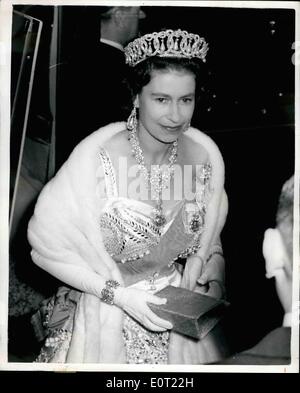 Lug. 07, 1960 - Royals frequentare la cena presso l'Ambasciata Thailandese; il re e la regina del Siam la notte scorsa hanno intrattenuto la Regina Elisabetta e il principe Filippo e gli altri membri della famiglia reale per la cena, presso l'Ambasciata Thailandese, Ashburn Place. Mostra fotografica di H.M. La regina che arrivano all'Ambasciata Thailandese la scorsa notte. Foto Stock