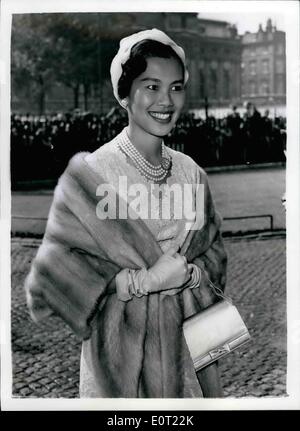 Lug. 07, 1960 - Il re e la regina di Thailandia presso l Abbazia.: Phumipol King e Queen Sirikit di Thailandia, che arrivarono a Londra oggi su una tre giorni di visita di Stato di questo pomeriggio è andato a Westminster Abbey per collocare una corona sulla tomba del Milite Ignoto. La foto mostra il Queen Sirikit di Thailandia raffigurato all Abbazia di Westminster oggi. Foto Stock