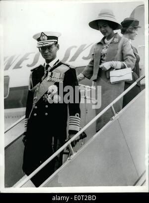 Lug. 07, 1960 - Il re e la Regina della Thailandia arrivare per la visita di Stato: Re Phumipol della Thailandia, indossano uniformi navali e Queen Sirikit, in una tuta malva, raffigurato lasciando l'aeromobile all'arrivo all aeroporto di Gatwick da Ginevra oggi per una tre giorni di visita di Stato in Gran Bretagna. Hanno viaggiato per dall'aeroporto in treno a Londra, dove sono stati accolti da della Regina e del principe Filippo. Foto Stock