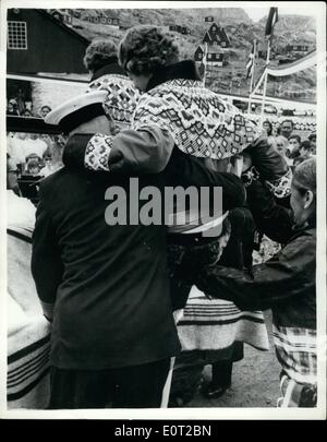 Lug. 07, 1960 - Royal visita alla Groenlandia: continuando la loro visita alla Groenlandia, il re Federico e Regina Ingrid di Danimarca ha pagato una visita alla cittadina di Umanak, dove hanno ricevuto un entusiastico benvenuto. Essi hanno spinto il giro della città in una piccola vettura - e la Regina Ingrid e la principessa Margrethe erano Greenlandish tradizionali costumi. La foto mostra il Re Frederik è visto il sollevamento Princess Margethe nella piccola auto, prima della loro unità attorno alla città di Uman ak. Foto Stock