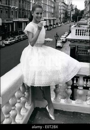 Lug. 07, 1960 - America's ''Baby Ballerina'' a Londra: Foto Mostra foto a Londra ieri è l'America ''Baby Ballerina'' - 12 anni di Claudia Cravey, di Palm Beach, Florida, che è qui per ballare la parte di una giovane principessa in amore con nessuno quando ''La Principessa'' si apre a Londra il prossimo mese. Foto Stock