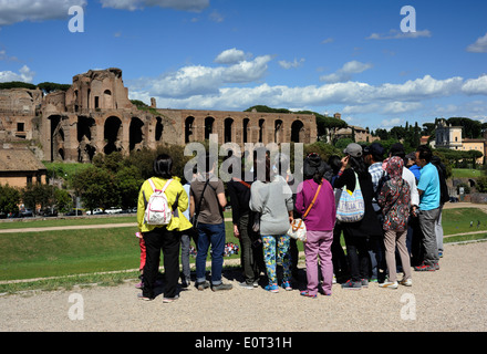 Italia, Roma, Circo massimo e Colle Palatino, gruppo di turisti Foto Stock