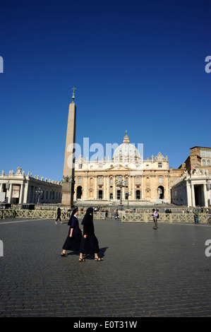 Italia, Roma, basilica di San Pietro, suore Foto Stock