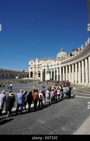 Italia, Roma, Piazza San Pietro, colonnato, ingresso alla basilica di San Pietro, coda Foto Stock