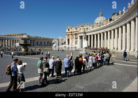 Italia, Roma, Piazza San Pietro, colonnato, ingresso alla basilica di San Pietro, coda Foto Stock