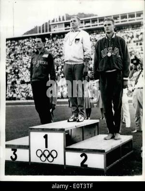 Sett. 09, 1960 - Giochi Olimpici di Roma con la medaglia di bronzo per Radford in 100 metri finale; Armin Hart, della Germania, il detentore del record mondiale, ha conquistato oggi la Olympic 100 metri finali in 10.2 secondi che eguagliato il record olimpico ha istituito ieri. Dave Sime (USA), è stato il secondo, e Peter Radford di Gran Bretagna, è terzo. La foto mostra foto sul podio dopo la presentazione delle medaglie sono Armin Hary, centro (medaglia d'oro); Dave Sime, (sulla destra - Medaglia d argento). e Peter Radford (sinistra-Medaglia di Bronzo). a Roma Italia. Foto Stock