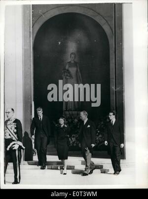 Sett. 09, 1960 - Belga Membri della Famiglia Reale posto corona sul memoriale alla regina Astrid.. In occasione del primo anniversario della sua morte - membri belga della famiglia reale posta una corona sul memoriale alla regina Astrid - a Laeken. Keystone Mostra fotografica di:- i membri belga della Famiglia Reale - dopo ponendo le loro corone di fiori sulla lapide a Regina Astrid - visto dietro.. Essi sono L-R:- Prince Albert; Princess Josephine Charlotte; Ex-King Leopold e King Baudouin. Foto Stock