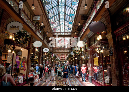 Interno del trefolo shopping arcade, Sydney, Nuovo Galles del Sud, Australia con albero di Natale e per lo shopping. Foto Stock