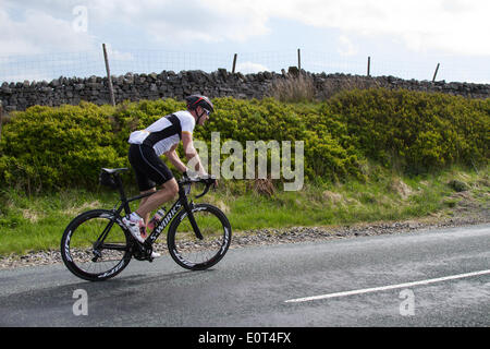 Lunds, Ais Gill, Yorkshire Dales National Park, Regno Unito. 18 Maggio, 2014. 1000 piloti hanno preso parte in 112 miglio Etape du Dales un cyclosportive svoltasi nel maggio di ogni anno, in Yorkshire Dales NEL REGNO UNITO. È classificato come uno dei più popolari e impegnativa sportives nel Regno Unito ed è considerato uno dei migliori dieci corse nel Regno Unito. In 2010, Malcolm Elliott impostare un corso record di 5h, 43m e 24s. Credito: Mar fotografico/Alamy Live News Foto Stock