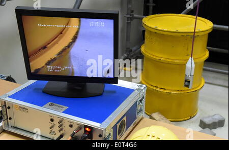 Controllate a distanza fotocamera per l'esame di botti memorizzato nella caverna presso la centrale nucleare di Brunsbuettel è presentato in Brunsbuettel, Germania, 19 maggio 2014. Società operativa Vattefall ha sviluppato una tecnica di riconfezionamento per la confezione della parzialmente barili arrugginiti con debole rispetto alle medie di rifiuti radioattivi al fine di evacuare loro. Foto: CARSTEN REHDER/DPA Foto Stock