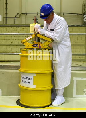 Plant Manager Knut Frisch dimostra un meccanismo di sollevamento per i barili arrugginiti presso la centrale nucleare di Brunsbuettel Brunsbuettel, Germania, 19 maggio 2014. Società operativa Vattefall ha sviluppato una tecnica di riconfezionamento per la confezione della parzialmente barili arrugginiti con debole rispetto alle medie di rifiuti radioattivi al fine di evacuare loro. Foto: CARSTEN REHDER/DPA Foto Stock