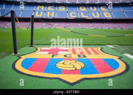 Football Club Barcellona stemma sul prato del suo stadio Foto Stock