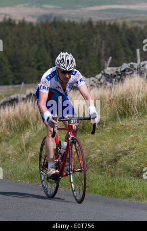 Dentdale, Yorkshire Dales National Park, Regno Unito. 18 Maggio, 2014. L'etape du Dales è un cyclosportive svoltasi nel maggio di ogni anno, in Yorkshire Dales NEL REGNO UNITO. È classificato come uno dei più popolari e impegnativa sportives nel Regno Unito ed è considerato uno dei migliori dieci corse nel Regno Unito. In 2010, Malcolm Elliott impostare un corso record di 5h, 43m e 24s. Credito: Mar fotografico/Alamy Live News Foto Stock