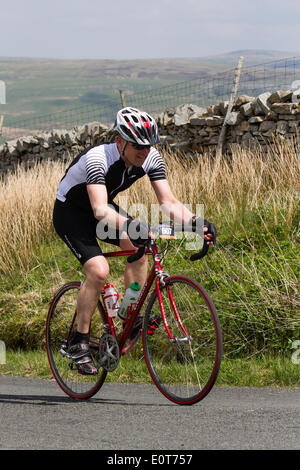 Lunds, Ais Gill, Yorkshire Dales National Park, Regno Unito. 18 Maggio, 2014. 1000 piloti hanno preso parte in 112 miglio Etape du Dales un cyclosportive svoltasi nel maggio di ogni anno, in Yorkshire Dales NEL REGNO UNITO. È classificato come uno dei più popolari e impegnativa sportives nel Regno Unito ed è considerato uno dei migliori dieci corse nel Regno Unito. In 2010, Malcolm Elliott impostare un corso record di 5h, 43m e 24s. Credito: Mar fotografico/Alamy Live News Foto Stock