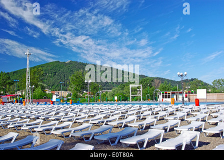 Resort di montagna: piscina e sdraio. Foto Stock