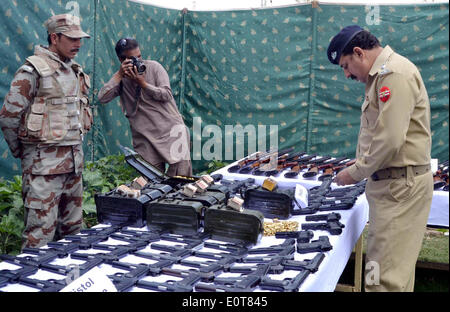 Frontiera di Balochistan Corps funzionari mostrano sequestrati materiale di esplosivi e armi che sono stati recuperati da FC e le forze di sicurezza funzionari nel corso di una conferenza stampa a FC Madadgaar Center di Quetta, lunedì 19 maggio, 2014. Foto Stock