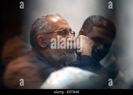 Il Cairo, Egitto. 19 Maggio, 2014. Mohamed Badie, Fratellanza Musulmana leader, è visto in una gabbia convenuto su una corte durante la prova oltre il suo jailbreak in Cairo, capitale dell Egitto, il 19 maggio 2014. La versione di prova di lunedì oltre il jailbreak di banditi ex presidente Mohamed Morsi con altri 130 membri della Fratellanza Musulmana tra cui il suo leader Mohamed Badie è stata rinviata al 7 giugno. Credito: Ahmed Omar/Xinhua/Alamy Live News Foto Stock