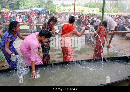 BANDARBAN, Bangladesh-aprile 15: celebrazione del Festival Sangrai o acqua gettando festival per festeggiare l arrivo di Bangla Anno nuovo, l'elemento acqua è il focus dell'evento. È fatto con la partecipazione di ragazzi e ragazze che sono ancora single. Essi sono disposti ai due lati di una tabelle o arena in cui bacini di acqua sono a loro di fronte e loro splash acqua contro l'altra. Si ritiene che gli spruzzi di acqua è un mezzo per esprimere sentimenti di amore. (Foto di Md. Akhlas Uddin/Pacific Stampa) Foto Stock