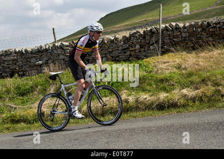 Lunds, Ais Gill, Yorkshire Dales National Park, Regno Unito. 18 Maggio, 2014. 1000 piloti hanno preso parte in 112 miglio Etape du Dales un cyclosportive svoltasi nel maggio di ogni anno, in Yorkshire Dales NEL REGNO UNITO. È classificato come uno dei più popolari e impegnativa sportives nel Regno Unito ed è considerato uno dei migliori dieci corse nel Regno Unito. In 2010, Malcolm Elliott impostare un corso record di 5h, 43m e 24s. Credito: Mar fotografico/Alamy Live News Foto Stock