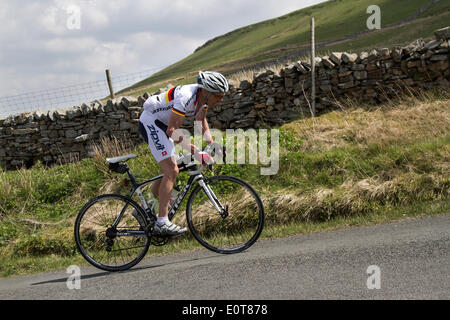 Lunds, Ais Gill, Yorkshire Dales National Park, Regno Unito. 18 Maggio, 2014. 1000 piloti hanno preso parte in 112 miglio Etape du Dales un cyclosportive svoltasi nel maggio di ogni anno, in Yorkshire Dales NEL REGNO UNITO. È classificato come uno dei più popolari e impegnativa sportives nel Regno Unito ed è considerato uno dei migliori dieci corse nel Regno Unito. In 2010, Malcolm Elliott impostare un corso record di 5h, 43m e 24s. Credito: Mar fotografico/Alamy Live News Foto Stock