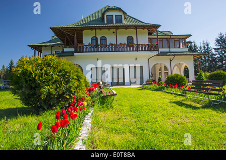 Bella casa con un giardino nella parte anteriore. Foto Stock