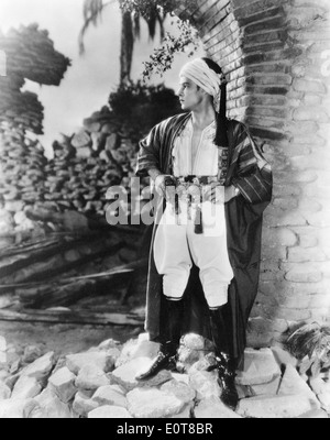 Rodolfo Valentino, sul set del film muto, 'il figlio dello sceicco', 1926 Foto Stock