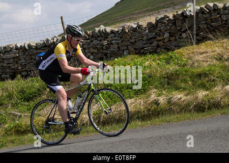 Lunds, Ais Gill, Yorkshire Dales National Park, Regno Unito. 18 Maggio, 2014. 1000 piloti hanno preso parte in 112 miglio Etape du Dales un cyclosportive svoltasi nel maggio di ogni anno, in Yorkshire Dales NEL REGNO UNITO. È classificato come uno dei più popolari e impegnativa sportives nel Regno Unito ed è considerato uno dei migliori dieci corse nel Regno Unito. In 2010, Malcolm Elliott impostare un corso record di 5h, 43m e 24s. Credito: Mar fotografico/Alamy Live News Foto Stock