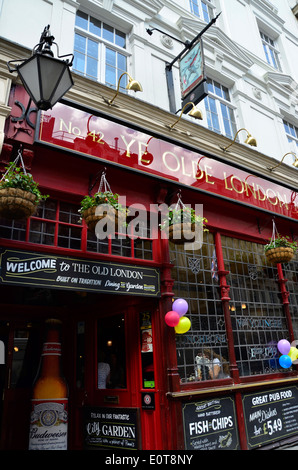 Ye Olde pub londinese, Ludgate Hill, Londra, Inghilterra Foto Stock