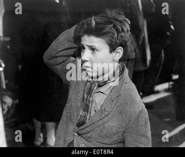 Enzo Staiola, sul set del film italiano, "Ladri di biciclette" (aka Ladri di biciclette), 1948 Foto Stock