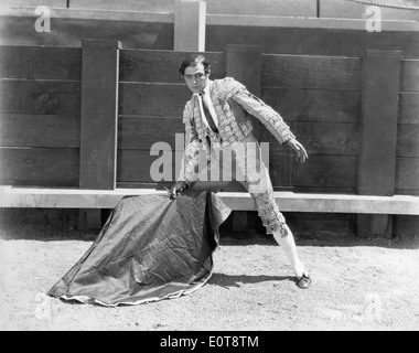 Rodolfo Valentino, sul set del film "Il sangue e la sabbia', 1922 Foto Stock