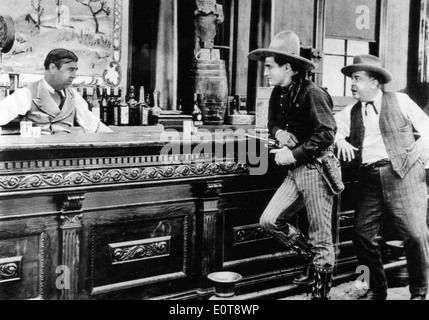 Tom Mix (centro), sul set del film muto, "Sentieri della prateria", 1920 Foto Stock