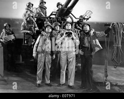 Edward G. Robinson, (sinistra), Glenn Ford, (destra), sul set del film, 'Destroyer', 1943 Foto Stock