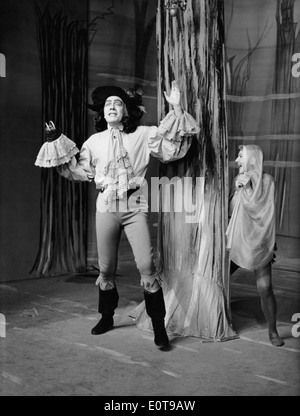 Cyril Ritchard e Mary Martin, sul set del film TV, 'Peter Pan', in onda sui produttori vetrina, NBC-TV, stagione 2, episodio 5, 9 gennaio 1956 Foto Stock