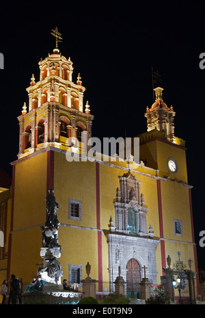 Facciata illuminata di notte Basilica di Nostra Signora di Guanajuato Messico Foto Stock