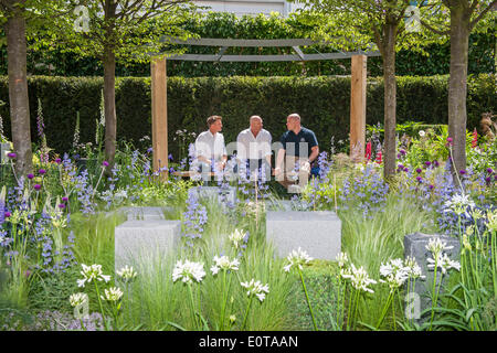 Attore Ross Kemp con il designer e Rory Mckenzie un ferito veterano (maglietta blu) sulla speranza all'orizzonte giardino. La "speranza sull'orizzonte' giardino in aiuto di aiuto per gli eroi: prodotta mediante la costruzione e il paesaggio ditta Farr e Roberts, rendendo il loro debutto; progettato da Matteo Keightley (29), come un risultato di suo fratello Michael nel coinvolgimento con le forze armate, avendo servito su quattro tours in Afghanistan e dovuto per il suo quinto anno; e sponsorizzato da David Brownlow Charitable Foundation. Il giardino è formato sulla base della forma della croce militare, la medaglia per extreme brav Foto Stock