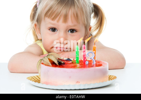 Close up ritratto della ragazza carina con torta di compleanno.isolato su bianco. Foto Stock