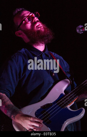 Milano Italia. Il 12 maggio 2012. Il British indie-folk band FANFARLO esegue dal vivo presso il club della musica Magazzini Generali Foto Stock