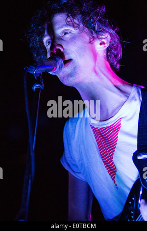 Milano Italia. Il 12 maggio 2012. Il British indie-folk band FANFARLO esegue dal vivo presso il club della musica Magazzini Generali Foto Stock