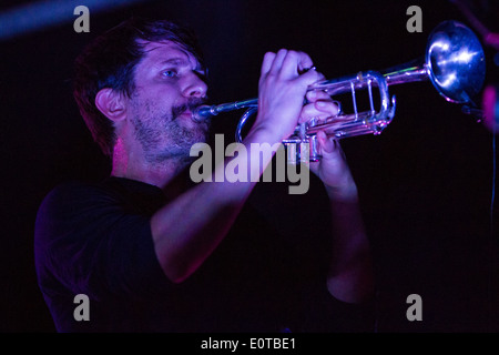 Milano Italia. Il 12 maggio 2012. Il British indie-folk band FANFARLO esegue dal vivo presso il club della musica Magazzini Generali Foto Stock