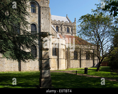 La solitudine e la grandezza del largamente Norman Romsey Abbey nel cuore di questo piccolo Hampshire città mercato. Foto Stock