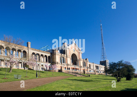 Alexandra Palace vista esterna in primavera con fiore rosa su alberi Muswell Hill Haringey North London Inghilterra England Regno Unito Foto Stock