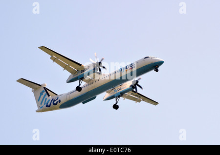 Flybe Bombardier Dash 8 Q400 su aeromobili approccio finale per l'aeroporto di Southampton, Eastleigh, Hampshire Foto Stock